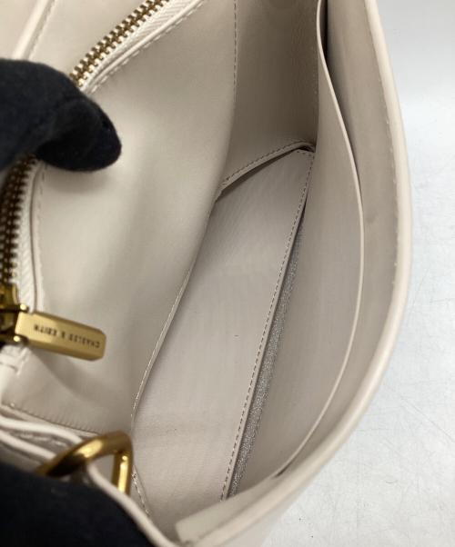 CHARLES & KEITH（チャールズアンドキース）CHARLES & KEITH (チャールズアンドキース) ストーンエンベリッシュド ハンドルバッグ アイボリーの古着・服飾アイテム