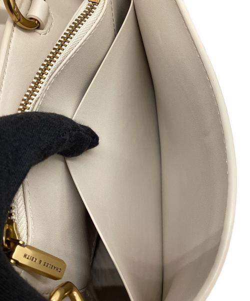 CHARLES & KEITH（チャールズアンドキース）CHARLES & KEITH (チャールズアンドキース) ストーンエンベリッシュド ハンドルバッグ アイボリーの古着・服飾アイテム