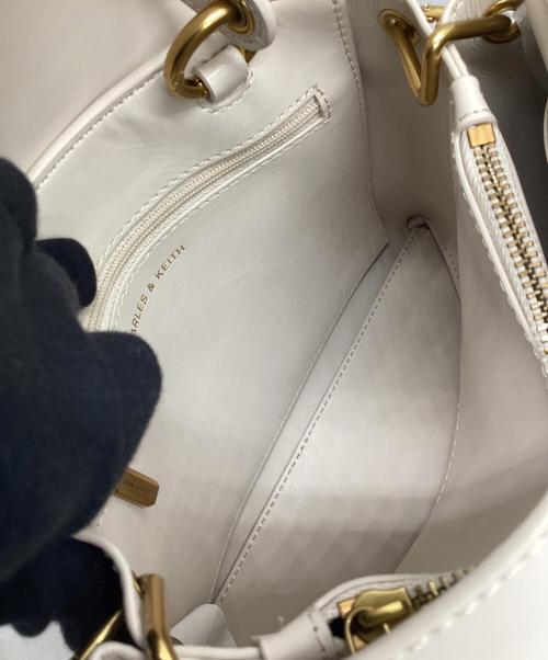 CHARLES & KEITH（チャールズアンドキース）CHARLES & KEITH (チャールズアンドキース) ストーンエンベリッシュド ハンドルバッグ アイボリーの古着・服飾アイテム
