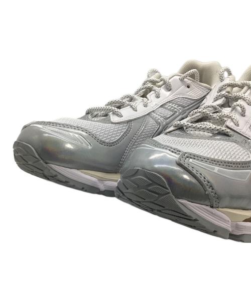 asics（アシックス）asics (アシックス) ローカットスニーカー シルバー×ホワイト サイズ:28.5の古着・服飾アイテム