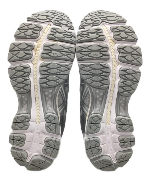 asics（アシックス）asics (アシックス) ローカットスニーカー シルバー×ホワイト サイズ:28.5の古着・服飾アイテム