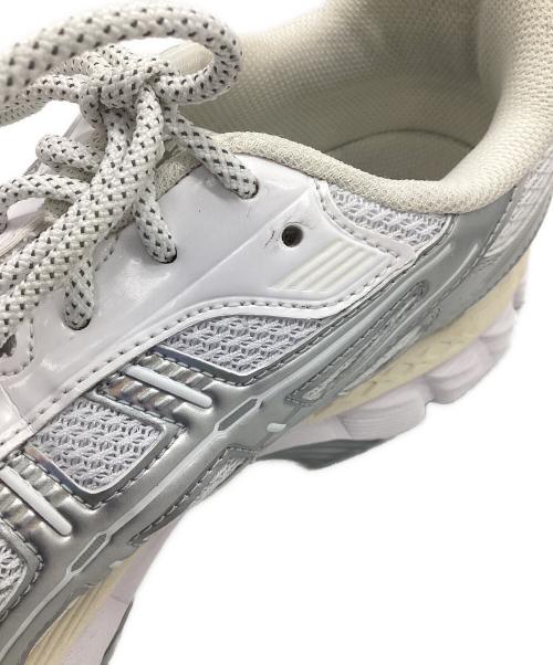 asics（アシックス）asics (アシックス) ローカットスニーカー シルバー×ホワイト サイズ:28.5の古着・服飾アイテム