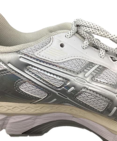 asics（アシックス）asics (アシックス) ローカットスニーカー シルバー×ホワイト サイズ:28.5の古着・服飾アイテム