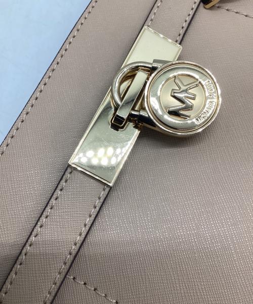 MICHAEL KORS（マイケル・コース）MICHAEL KORS (マイケル・コース) ショルダーバッグ ベージュの古着・服飾アイテム