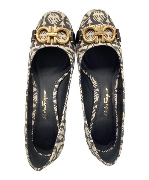 Salvatore Ferragamo（サルヴァトーレ フェラガモ）Salvatore Ferragamo (サルヴァトーレ フェラガモ) ヒールパンプス ベージュ×ブラック サイズ:7の古着・服飾アイテム