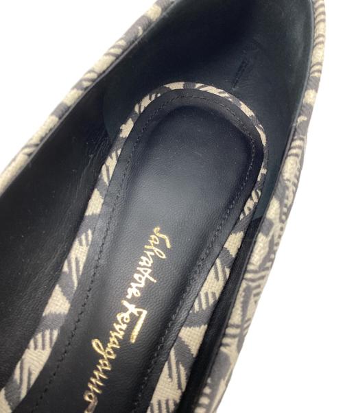 Salvatore Ferragamo（サルヴァトーレ フェラガモ）Salvatore Ferragamo (サルヴァトーレ フェラガモ) ヒールパンプス ベージュ×ブラック サイズ:7の古着・服飾アイテム