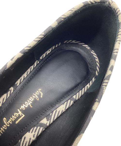 Salvatore Ferragamo（サルヴァトーレ フェラガモ）Salvatore Ferragamo (サルヴァトーレ フェラガモ) ヒールパンプス ベージュ×ブラック サイズ:7の古着・服飾アイテム