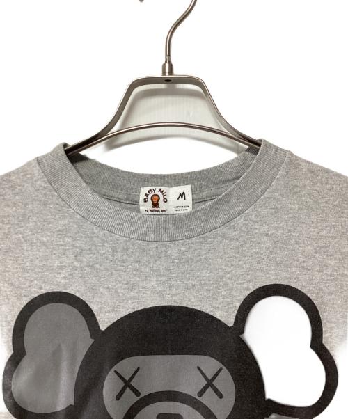 BABY MiLO（ベビーマイロ）BABY MiLO (ベビーマイロ) KAWS (カウズ) 半袖カットソー グレー サイズ:Mの古着・服飾アイテム