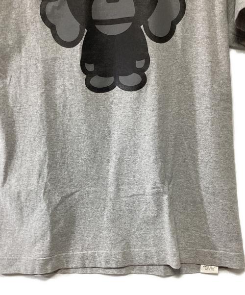 BABY MiLO（ベビーマイロ）BABY MiLO (ベビーマイロ) KAWS (カウズ) 半袖カットソー グレー サイズ:Mの古着・服飾アイテム