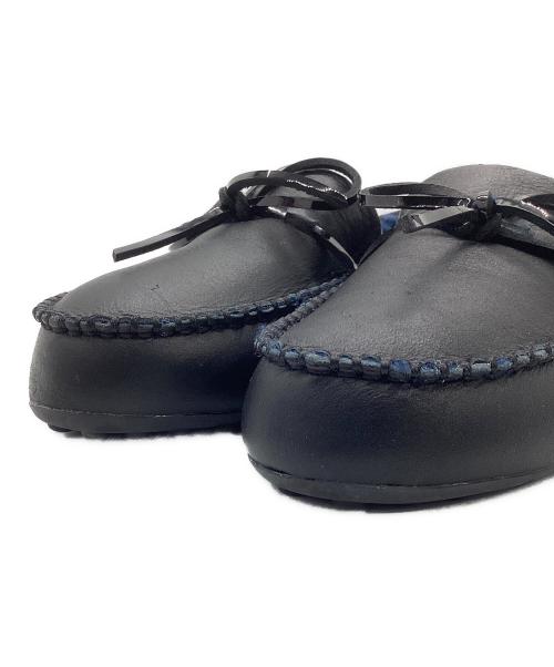 UGG（アグ）UGG (アグ) モカシンシューズ ブラック×ネイビー サイズ:24の古着・服飾アイテム