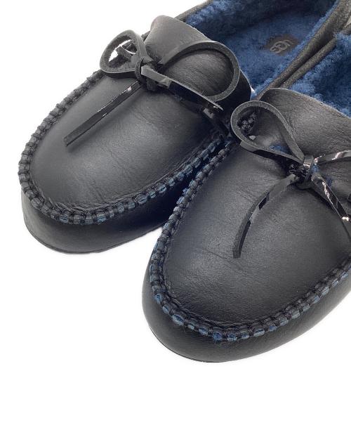 UGG（アグ）UGG (アグ) モカシンシューズ ブラック×ネイビー サイズ:24の古着・服飾アイテム