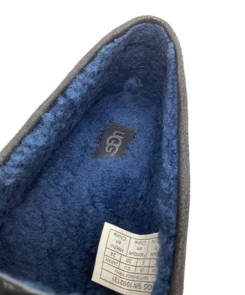 UGG（アグ）UGG (アグ) モカシンシューズ ブラック×ネイビー サイズ:24の古着・服飾アイテム