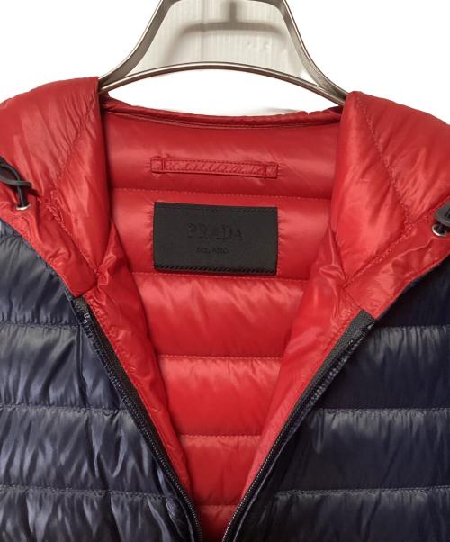 PRADA（プラダ）PRADA (プラダ) ダウンジャケット ネイビー×レッド サイズ:46の古着・服飾アイテム