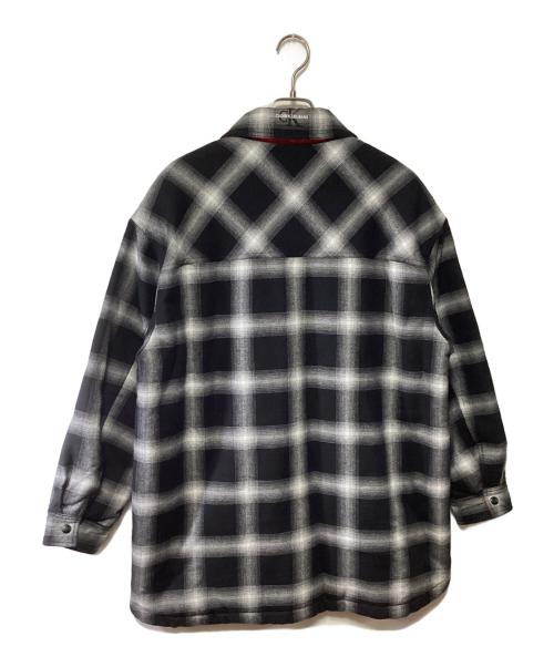Calvin Klein Jeans（カルバンクラインジーンズ）Calvin Klein Jeans (カルバンクラインジーンズ) リバーシブルジャケット ブラック×ホワイト×レッド サイズ:Lの古着・服飾アイテム