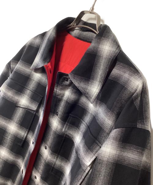 Calvin Klein Jeans（カルバンクラインジーンズ）Calvin Klein Jeans (カルバンクラインジーンズ) リバーシブルジャケット ブラック×ホワイト×レッド サイズ:Lの古着・服飾アイテム