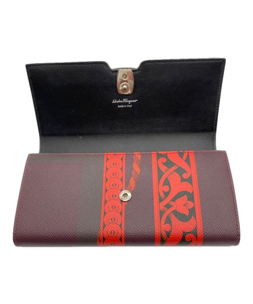 Salvatore Ferragamo（サルヴァトーレ フェラガモ）Salvatore Ferragamo (サルヴァトーレ フェラガモ) リボンモチーフ長財布 パープル×レッド サイズ:-の古着・服飾アイテム