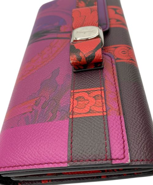 Salvatore Ferragamo（サルヴァトーレ フェラガモ）Salvatore Ferragamo (サルヴァトーレ フェラガモ) リボンモチーフ長財布 パープル×レッド サイズ:-の古着・服飾アイテム