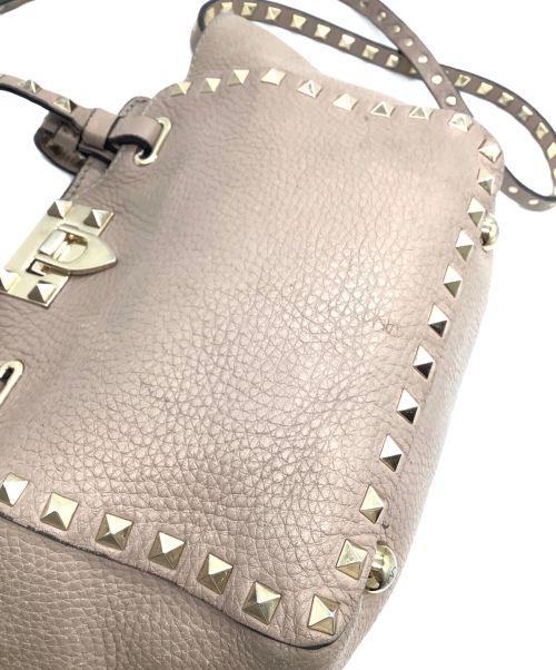 VALENTINO GARAVANI（ヴァレンティノ・ガラヴァーニ）VALENTINO GARAVANI (ヴァレンティノ・ガラヴァーニ) ロックスタッズ グレインカーフスキン ミニバッグ ピンクの古着・服飾アイテム