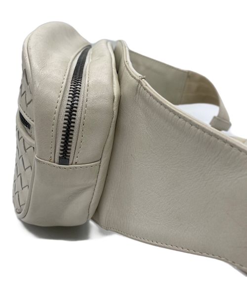 BOTTEGA VENETA（ボッテガベネタ）BOTTEGA VENETA (ボッテガベネタ) イントレチャートウエストバッグ ホワイトの古着・服飾アイテム