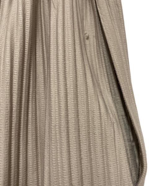 HOMME PLISSE ISSEY MIYAKE（オム プリッセ イッセイ ミヤケ）HOMME PLISSE ISSEY MIYAKE (オム プリッセ イッセイ ミヤケ) プリーツテーパードパンツ ベージュ サイズ:Sの古着・服飾アイテム
