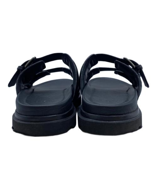 UGG（アグ）UGG (アグ) Capitola Buckle Slide ブラック サイズ:26cmの古着・服飾アイテム