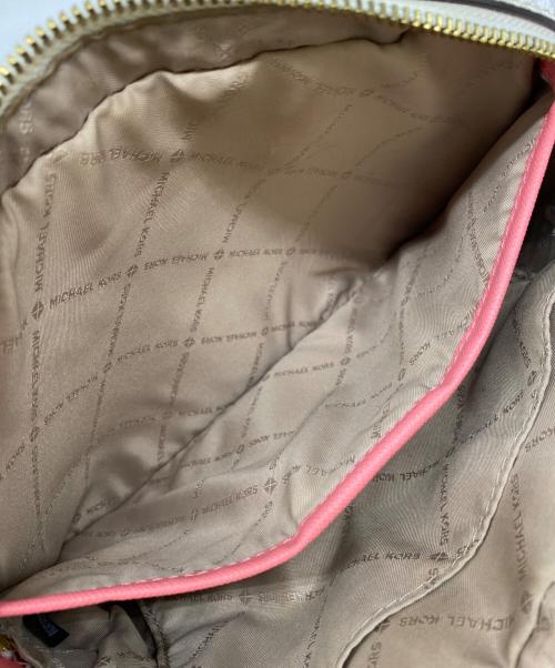 MICHAEL KORS（マイケル・コース）MICHAEL KORS (マイケル・コース) ショルダーバッグ ホワイト×ピンクの古着・服飾アイテム