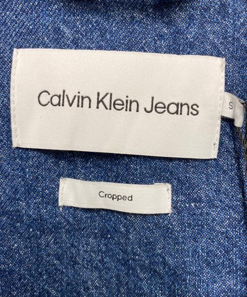 Calvin Klein（カルバンクライン）Calvin Klein (カルバンクライン) Calvin Klein　ボクシークロップドデニムジャケット インディゴ サイズ:S 未使用品の古着・服飾アイテム