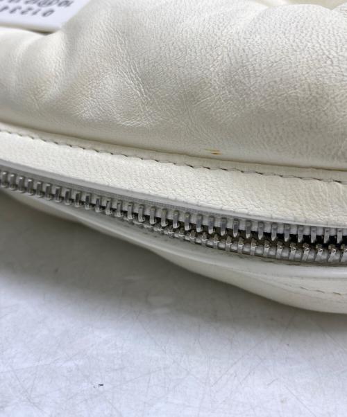 Maison Margiela（メゾンマルジェラ）Maison Margiela (メゾンマルジェラ) Maison Margiela　グラム スラム ショルダーバッグ ホワイト×ブラックの古着・服飾アイテム