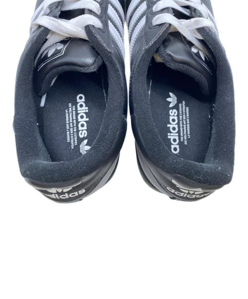 adidas（アディダス）adidas (アディダス) スニーカー ブラック×ホワイト サイズ:US101/2の古着・服飾アイテム