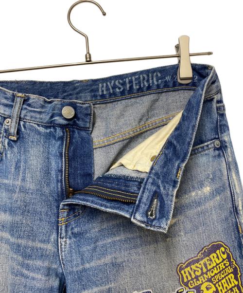Hysteric Glamour（ヒステリックグラマー）Hysteric Glamour (ヒステリックグラマー) Hysteric Glamour　ステッカー プリント スリム ストレート デニム パンツ インディゴ サイズ:73.5（W29）の古着・服飾アイテム