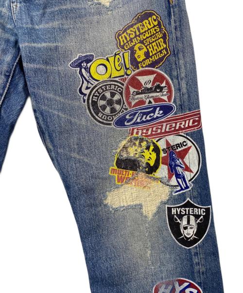 Hysteric Glamour（ヒステリックグラマー）Hysteric Glamour (ヒステリックグラマー) Hysteric Glamour　ステッカー プリント スリム ストレート デニム パンツ インディゴ サイズ:73.5（W29）の古着・服飾アイテム
