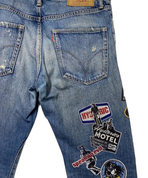 Hysteric Glamour（ヒステリックグラマー）Hysteric Glamour (ヒステリックグラマー) Hysteric Glamour　ステッカー プリント スリム ストレート デニム パンツ インディゴ サイズ:73.5（W29）の古着・服飾アイテム