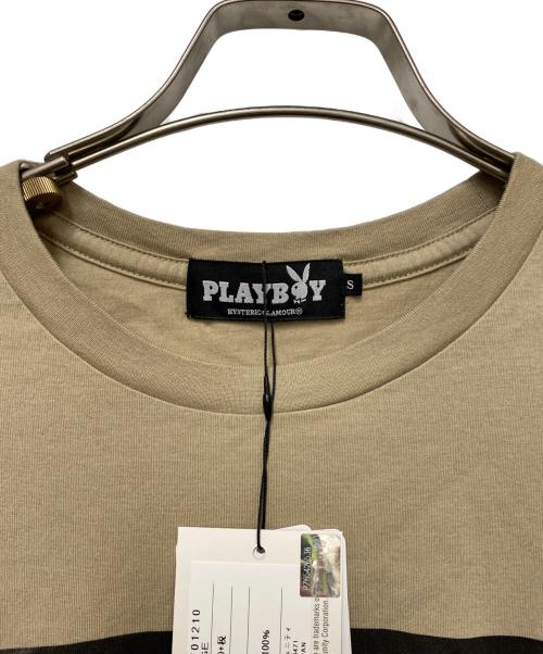 PLAY BOY（プレイボーイ）PLAY BOY (プレイボーイ) Hysteric Glamour (ヒステリックグラマー) PLAY BOY×Hysteric Glamour　プリントTシャツ ベージュ サイズ:S 未使用品の古着・服飾アイテム