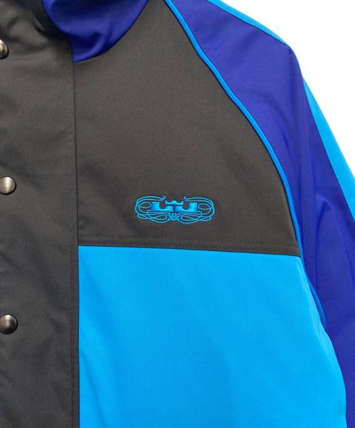 NIKE（ナイキ）NIKE (ナイキ) レブロンプレミアムユーティリティジャケット ブルー×ブラック サイズ:M 未使用品の古着・服飾アイテム