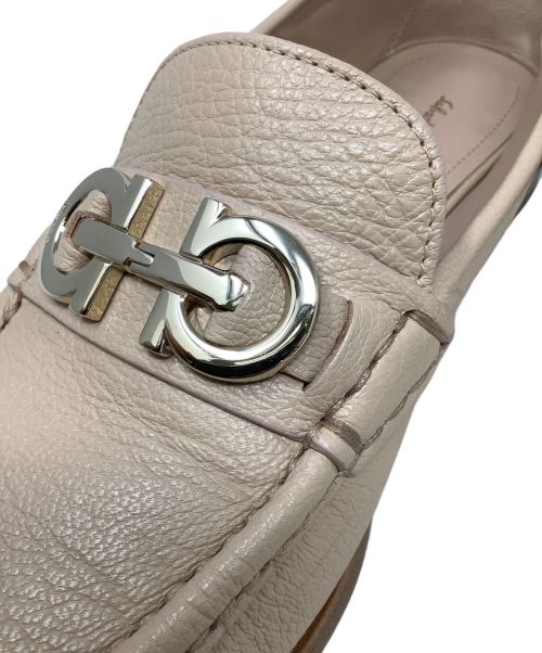 Salvatore Ferragamo（サルヴァトーレ フェラガモ）Salvatore Ferragamo (サルヴァトーレ フェラガモ) モカシンローファー　Salvatore Ferragamo（サルヴァトーレ フェラガモ）0725789　ガンチーニ ベージュ サイズ:8の古着・服飾アイテム
