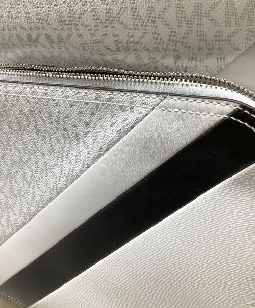 MICHAEL KORS（マイケル・コース）MICHAEL KORS (マイケルコース) デイパック MICHAEL KORS(マイケルコース) 37F3COLB2U COOPER ホワイト×ブラックの古着・服飾アイテム