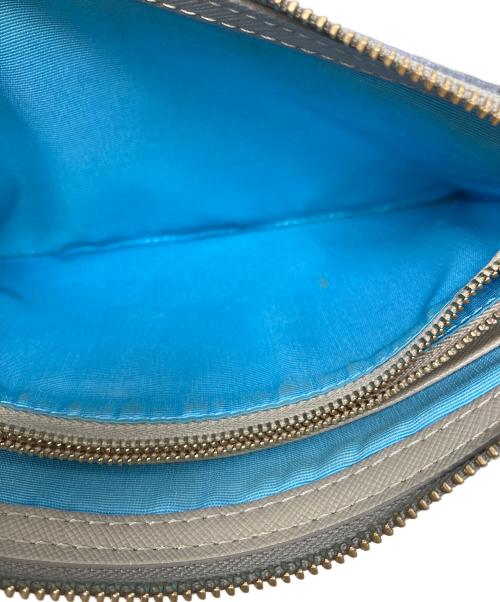 A.D.M.J.（エーディーエムジェイ）A.D.M.J. (エーディーエムジェイ) ショルダーウォレット CRYSTALS POUCHWALLET(クリスタルズ　ポーチウォレット)　A.D.M.J.(エーディーエムジェー) グレーの古着・服飾アイテム