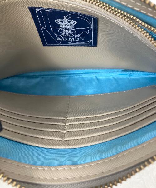 A.D.M.J.（エーディーエムジェイ）A.D.M.J. (エーディーエムジェイ) ショルダーウォレット CRYSTALS POUCHWALLET(クリスタルズ　ポーチウォレット)　A.D.M.J.(エーディーエムジェー) グレーの古着・服飾アイテム