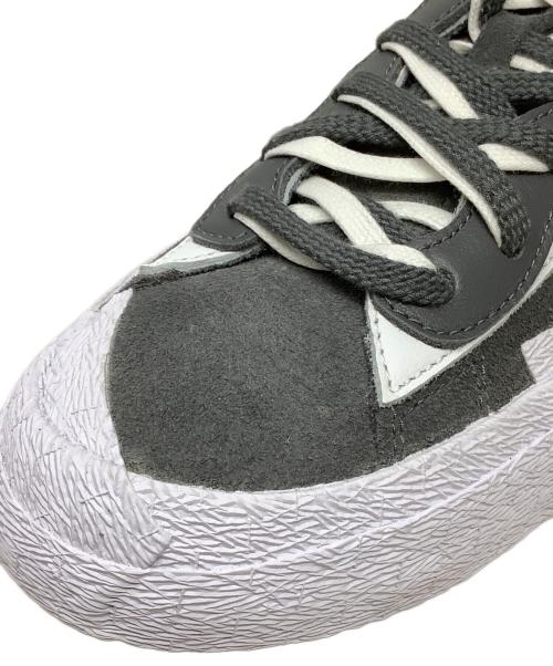 NIKE（ナイキ）NIKE (ナイキ) sacai (サカイ) スニーカー　NIKE（ナイキ）　sacai（サカイ）　BLAZER LOW　DD1877-002 グレー サイズ:28.5 未使用品の古着・服飾アイテム