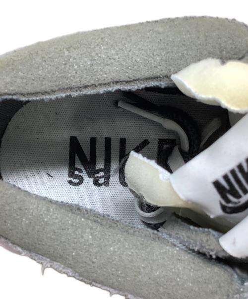 NIKE（ナイキ）NIKE (ナイキ) sacai (サカイ) スニーカー　NIKE（ナイキ）　sacai（サカイ）　BLAZER LOW　DD1877-002 グレー サイズ:28.5 未使用品の古着・服飾アイテム