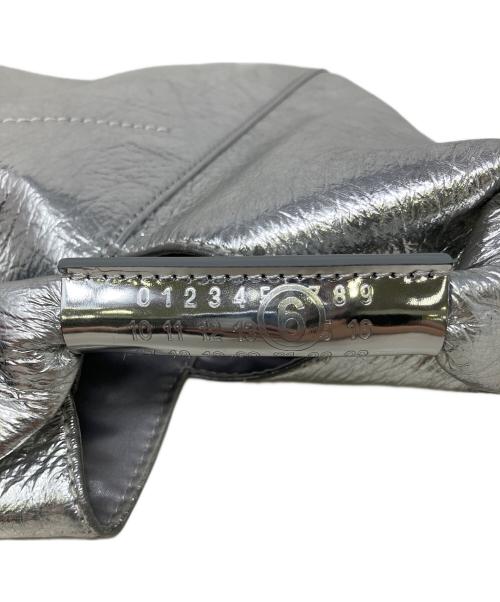 MM6 Maison Margiela（エムエムシックスメゾンマルジェラ）MM6 Maison Margiela (エムエムシックスメゾンマルジェラ) ハンドバッグ　MM6 Maison Margiela（エムエムシックスメゾンマルジェラ）　P5548 シルバーの古着・服飾アイテム