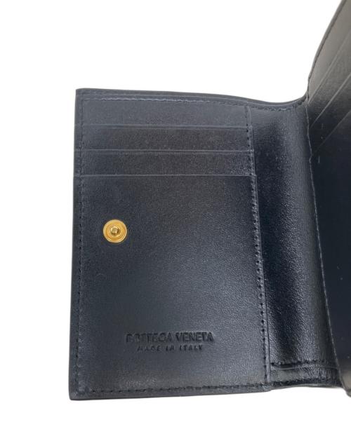 BOTTEGA VENETA（ボッテガベネタ）BOTTEGA VENETA (ボッテガベネタ) カセット スモール 二つ折りウォレット ブラックの古着・服飾アイテム