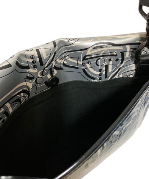 Vivienne Westwood（ヴィヴィアンウエストウッド）Vivienne Westwood (ヴィヴィアンウエストウッド) サコッシュ シルバー×ブラックの古着・服飾アイテム