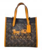 COACHコーチ）の古着「2WAYトートバッグ　COACH（コーチ）　C8456　フィールド トート 22 ウィズ ホース アンド キャリッジ プリント アンド キャリッジ バッジ」｜ブラウン×オレンジ
