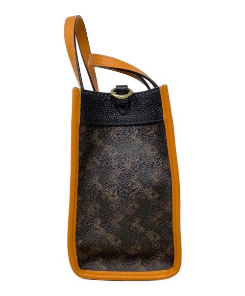 COACH（コーチ）COACH (コーチ) 2WAYトートバッグ　COACH（コーチ）　C8456　フィールド トート 22 ウィズ ホース アンド キャリッジ プリント アンド キャリッジ バッジ ブラウン×オレンジの古着・服飾アイテム