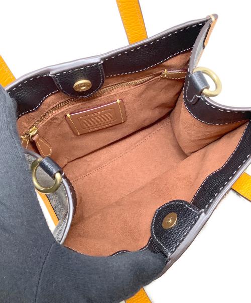 COACH（コーチ）COACH (コーチ) 2WAYトートバッグ　COACH（コーチ）　C8456　フィールド トート 22 ウィズ ホース アンド キャリッジ プリント アンド キャリッジ バッジ ブラウン×オレンジの古着・服飾アイテム