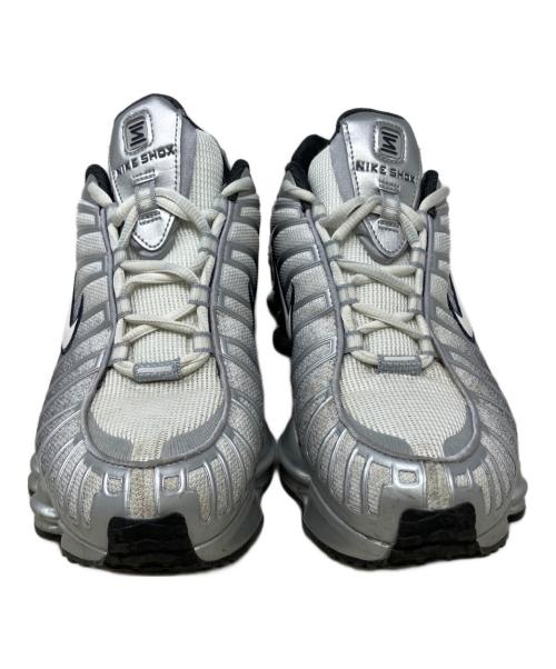 NIKE（ナイキ）NIKE (ナイキ) SHOX TL PRINT METALLIC SILVER/SUMMIT WHITE-WOLF GREY グレー サイズ:27.5の古着・服飾アイテム