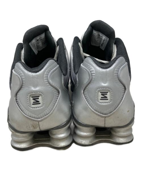 NIKE（ナイキ）NIKE (ナイキ) SHOX TL PRINT METALLIC SILVER/SUMMIT WHITE-WOLF GREY グレー サイズ:27.5の古着・服飾アイテム