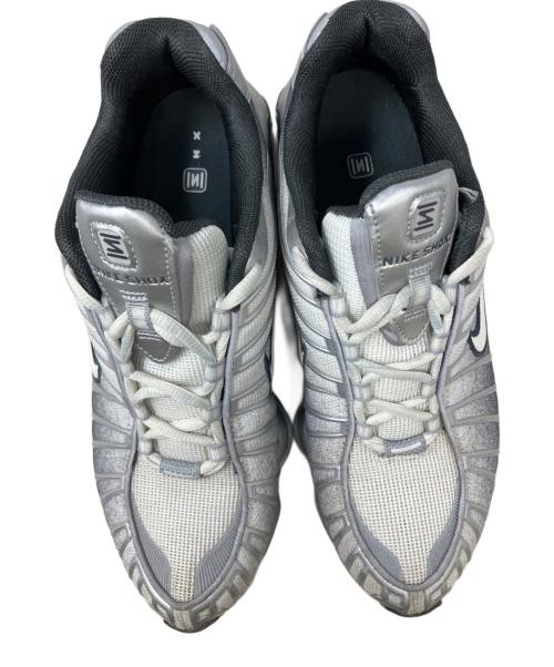NIKE（ナイキ）NIKE (ナイキ) SHOX TL PRINT METALLIC SILVER/SUMMIT WHITE-WOLF GREY グレー サイズ:27.5の古着・服飾アイテム