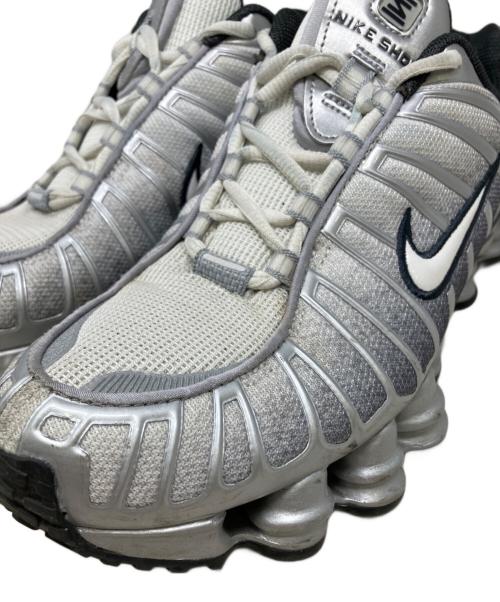 NIKE（ナイキ）NIKE (ナイキ) SHOX TL PRINT METALLIC SILVER/SUMMIT WHITE-WOLF GREY グレー サイズ:27.5の古着・服飾アイテム